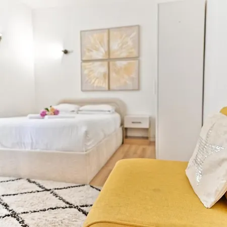 Peaceful Parc Des Buttes-chaumont - Ii